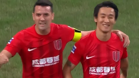 白百何片场被撞见，身边增添三位男助理悉心陪伴