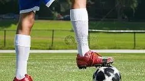 李亚鹏携年轻女友共赴火锅宴，浪漫牵手尽显恩爱