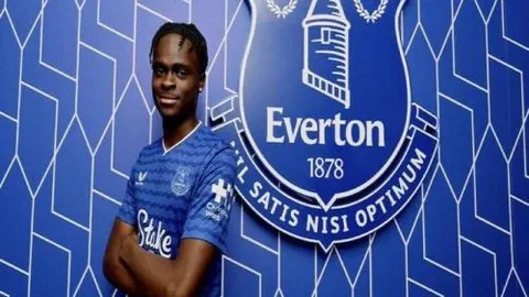 德乙连霸热潮！波鸿激战沙尔克04，四连胜豪情再燃！